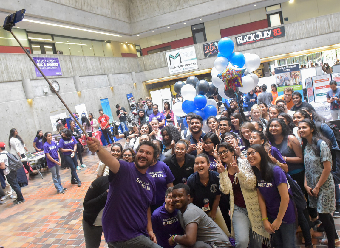 A crowd of students at welcome day