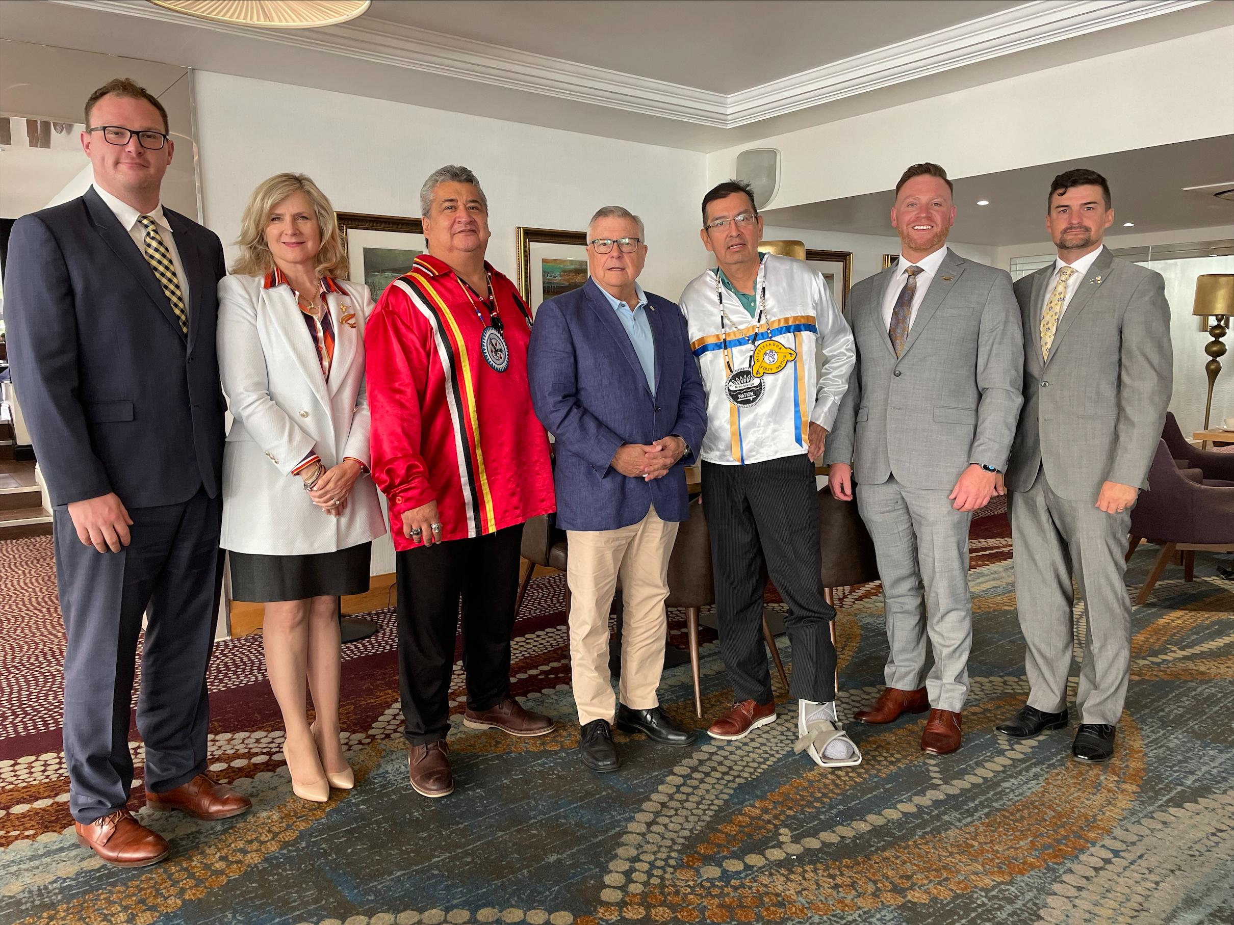 Left to Right: Veronica Low (on behalf of the Steven Low Foundation), Chad Cowie (Assistant Professor/from Pamitaashkodeyong/Hiawatha First Nation), Gimaa (Chief), Stacey Laforme (Mississaugas of the Credit First Nation), Ralph Goodale (High Commissioner for Canada to the United Kingdom), Gimaa (Chief), Bob Chiblow (Mississauga First Nation) Steve Tom’s (Elected Councillor for O’Shkiigmong/Curve Lake First Nation), Nathan Tidridge (Vice President of the Institute for the Study of the Crown in Canada)