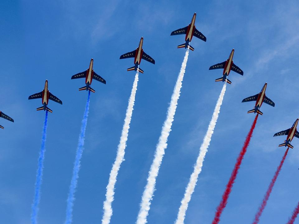 Flying jets whose contrails are coloured like the French flag