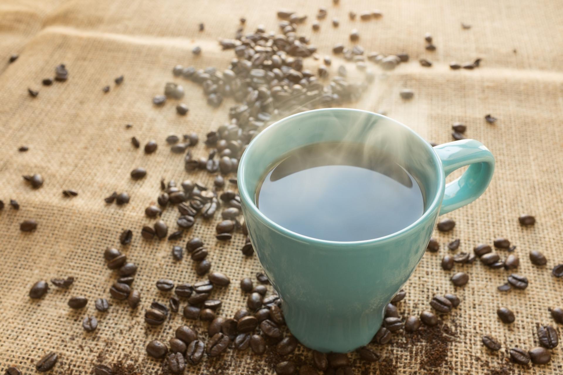 stock image - coffee cup with scattered coffee beans