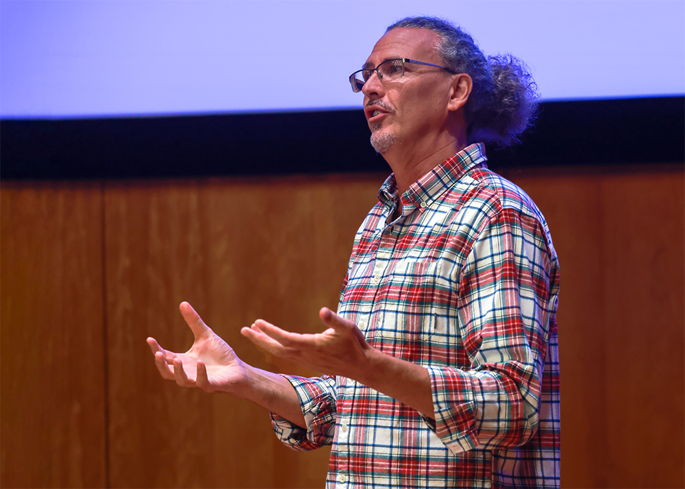 A photo of Steve Joordens during his lecture. 