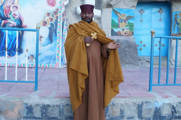 Fig 01 Baḥtawi Gäbrä Maryam standing before the entrance to his rock-hewn church at Ǝtissa in Ṥäwa (2015).