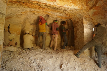 Fig 07 Team of chiselers working on the north aisle of the rock-hewn church of May Wäyni Ǝnda Giyorgis (Ḥawzen) (2015).