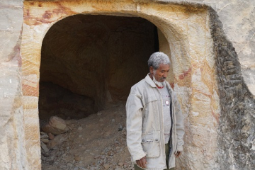 Fig 08 Qäññ geta Ḥagos Gäbrä Ǝgziᵓabəḥer, administrator monitoring the chiseling work on the rock-hewn church of May Wäyni Ǝnda Giyorgis (Ḥawzen) (2015).