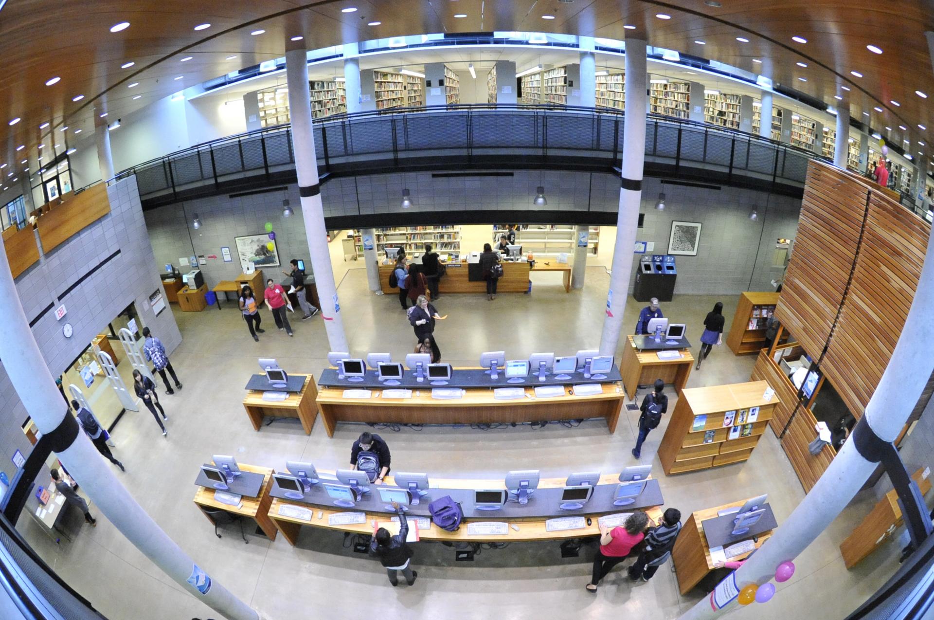UTSC library panoramic picture showing stacks and students studying