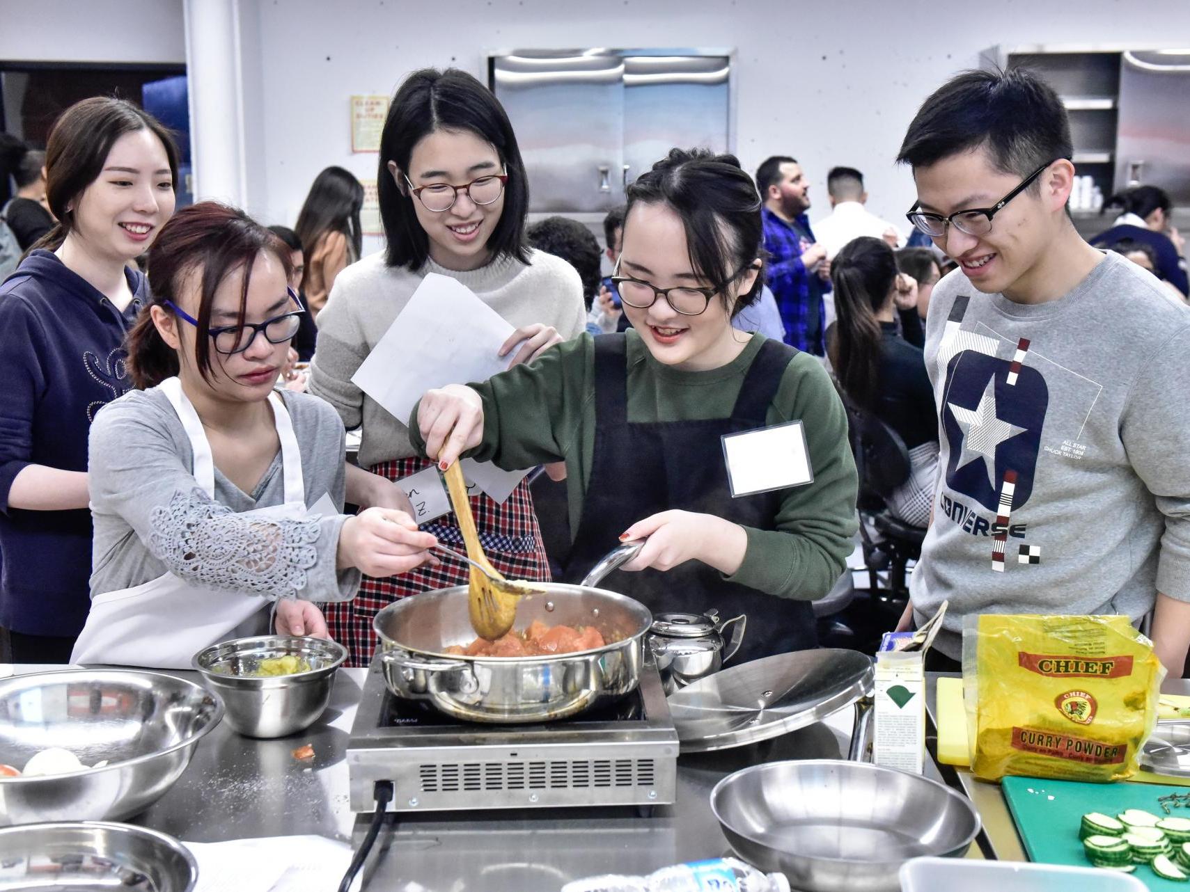 Students learning to make curry Culinaria